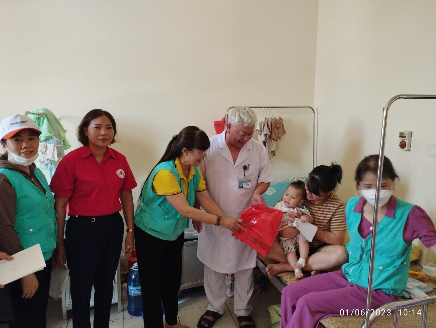 TRAO QUÀ CHO CÁC BỆNH NHI NHÂN NGÀY QUỐC TẾ THIẾU NHI  1/6