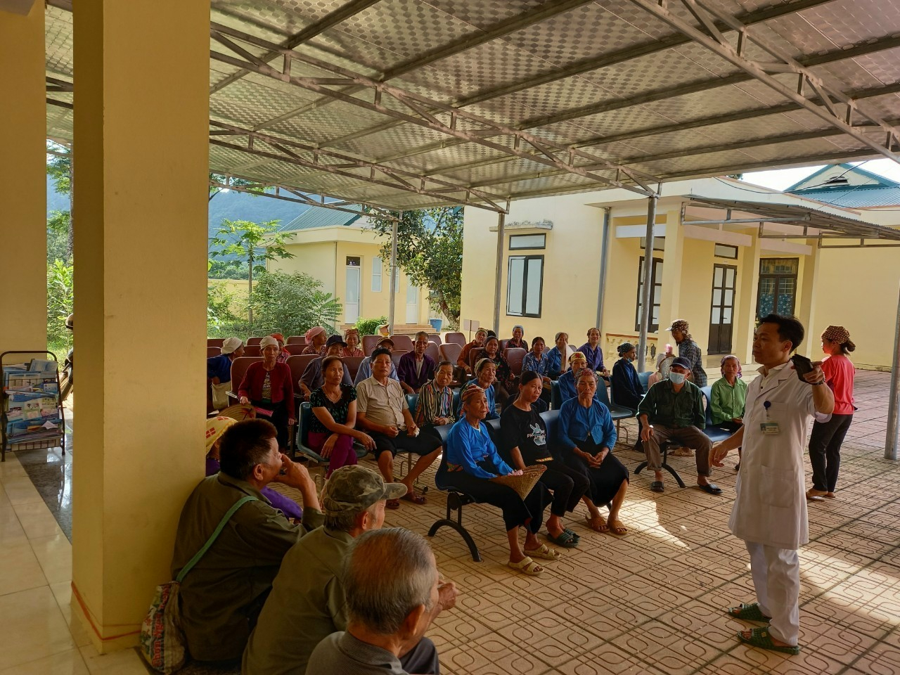 HOẠT ĐỘNG KHÁM SỨC SỨC KHỎE ĐỊNH KỲ CHO NGƯỜI CAO TUỔI TRÊN ĐỊA BÀN HUYỆN TÂN LẠC