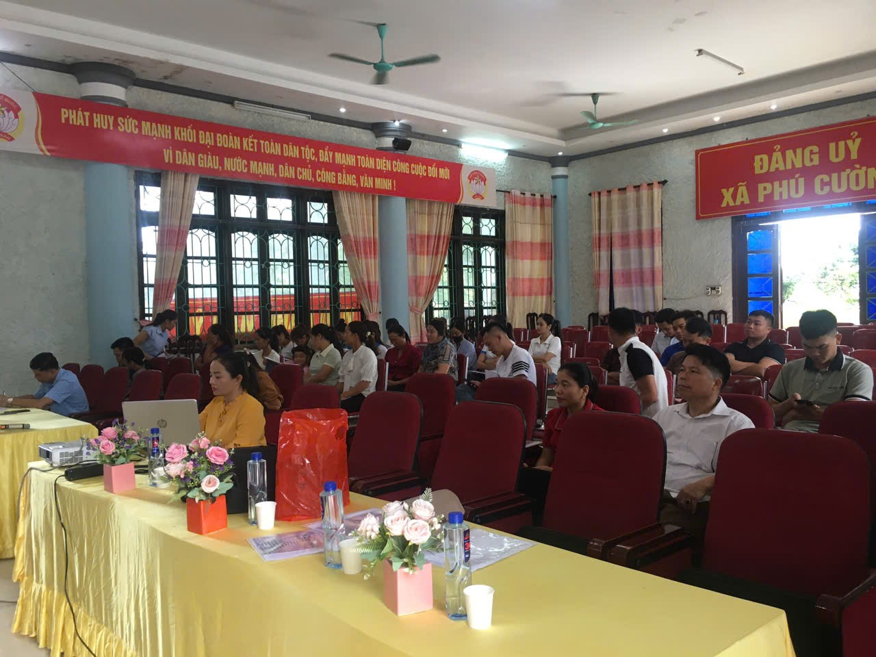 TRUNG TÂM Y TẾ HUYỆN TÂN LẠC  HỘI NGHỊ