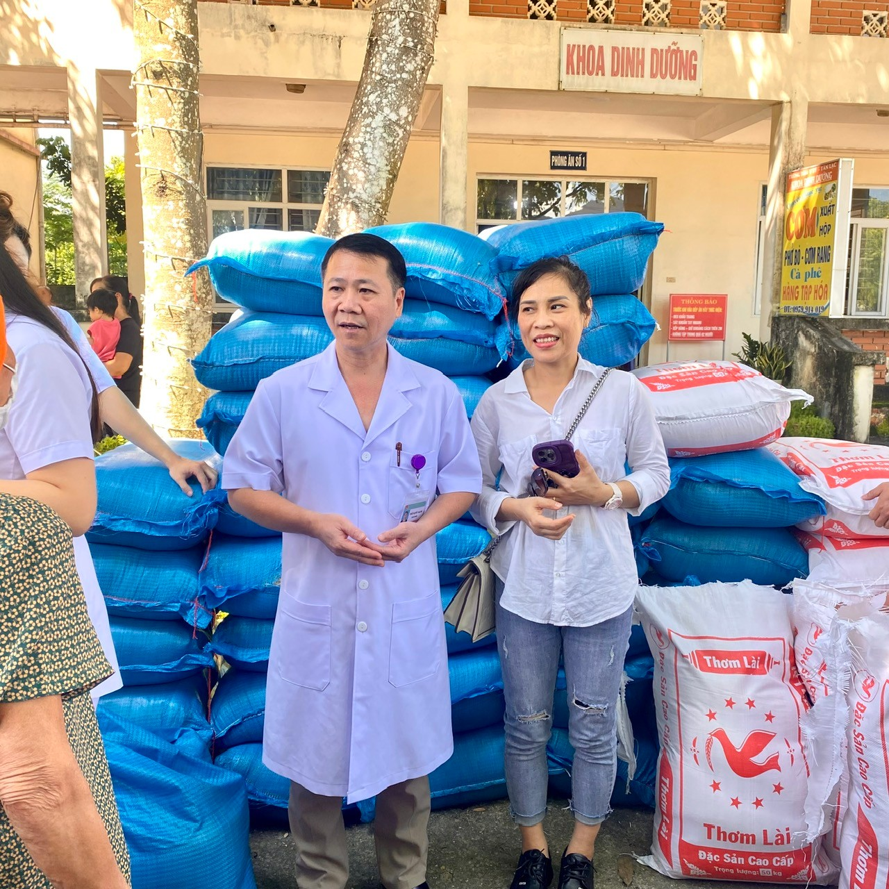 Hoạt động từ thiện, phát gạo miễn phí cho bệnh nhân tại TTYT Tân Lạc