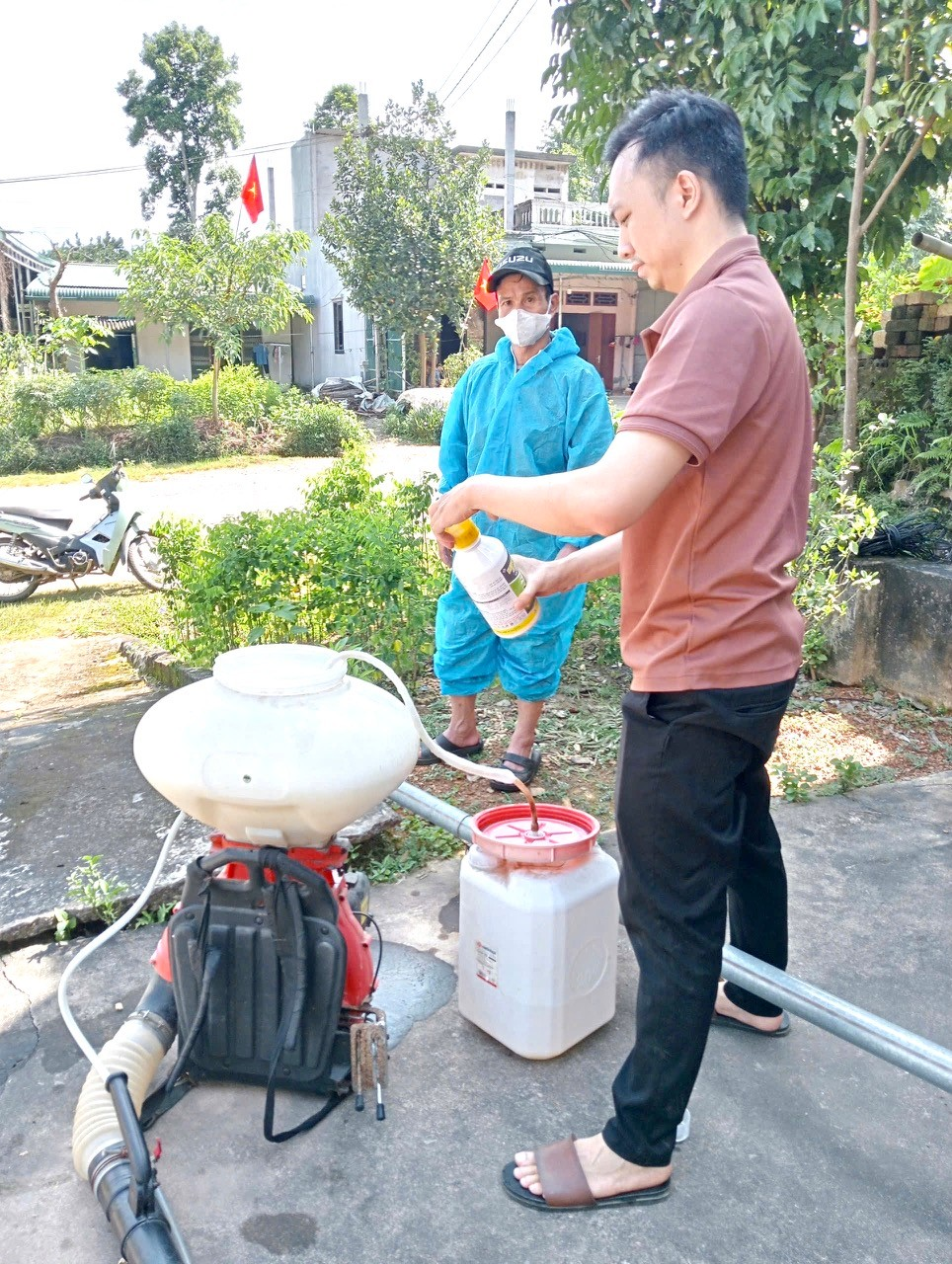 Phun thuốc diệt muỗi tại xóm Cầu Phung xã Ngọc Mỹ nhằm kiểm soát ổ dịch sốt xuất huyết