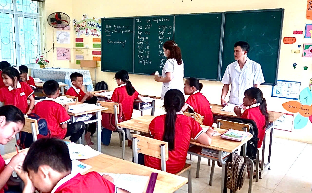 TRUNG TÂM Y TẾ HUYỆN TÂN LẠC TỔ CHỨC TẨY GIUN ĐỊNH KỲ CHO HỌC SINH TIỂU HỌC