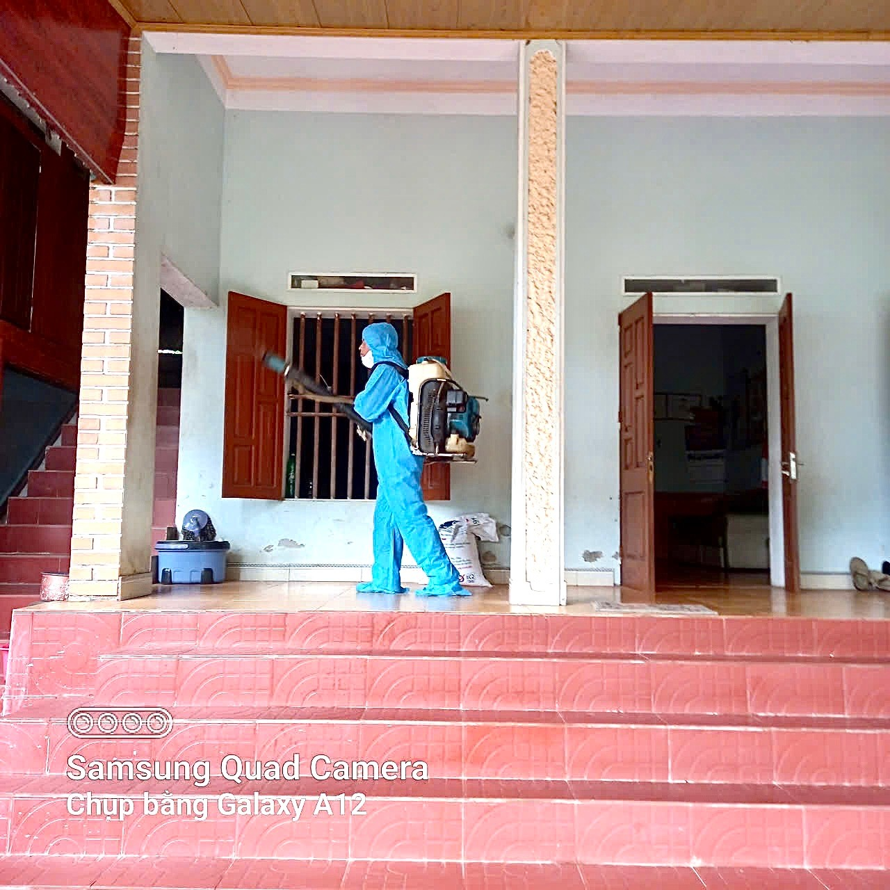 PHUN HÓA CHẤT DIỆT MUỖI TẠI Ổ DỊCH SỐT XUẤT HUYẾT Ở XÃ TÂN LẠC