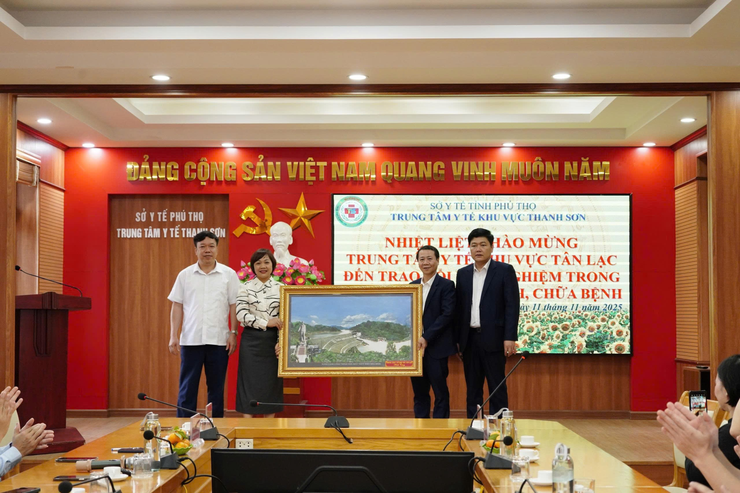 TRUNG TÂM Y TẾ KHU VỰC TÂN LẠC HỌC TẬP, TRAO ĐỔI KINH NGHIỆM TẠI TRUNG TÂM Y TẾ KHU VỰC THANH SƠN