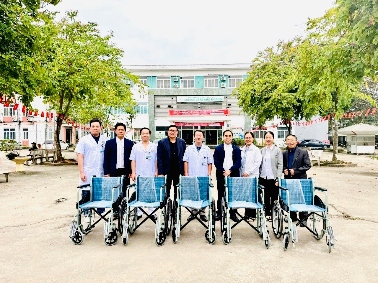 CARITAS HƯNG HÓA TRAO TẶNG XE LĂN CHO TRUNG TÂM Y TẾ KHU VỰC TÂN LẠC