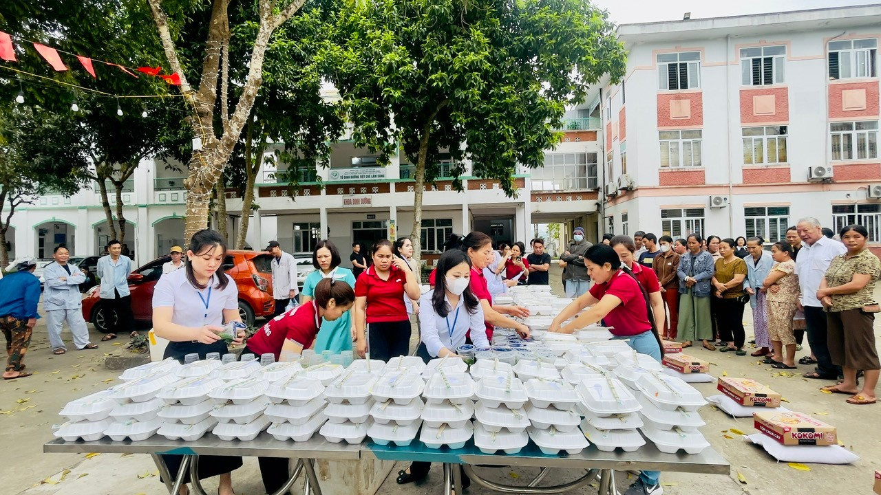 ẤM ÁP NGHĨA TÌNH TỪ “CỬA HÀNG 0 ĐỒNG” TẠI TRUNG TÂM Y TẾ KHU VỰC TÂN LẠC